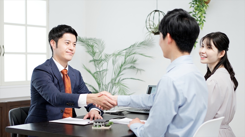 ビジネス会議での握手の様子
