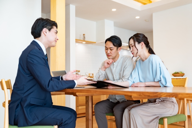 住宅購入の相談を受けるカップル