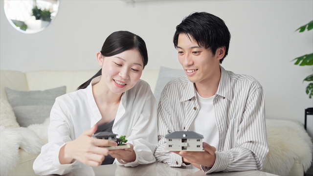 カップルがスマートフォンを楽しむ