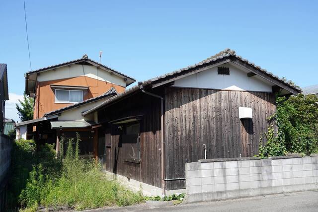 古い木造家屋と青空の日