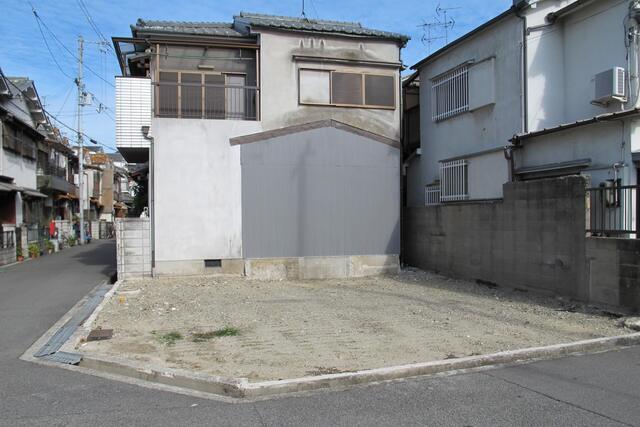 住宅街の空き地と古い建物